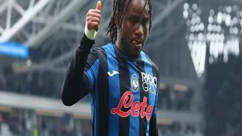 《曼联冬季转会窗：天空体育曝红魔静待春暖花开，转会市场波澜不惊，英超战火依旧燃烧》